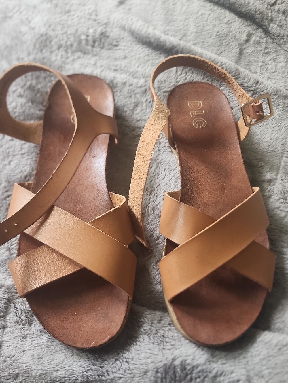 LG Women's Tan Crisscross Leather  Sandals With Buckle Closure
